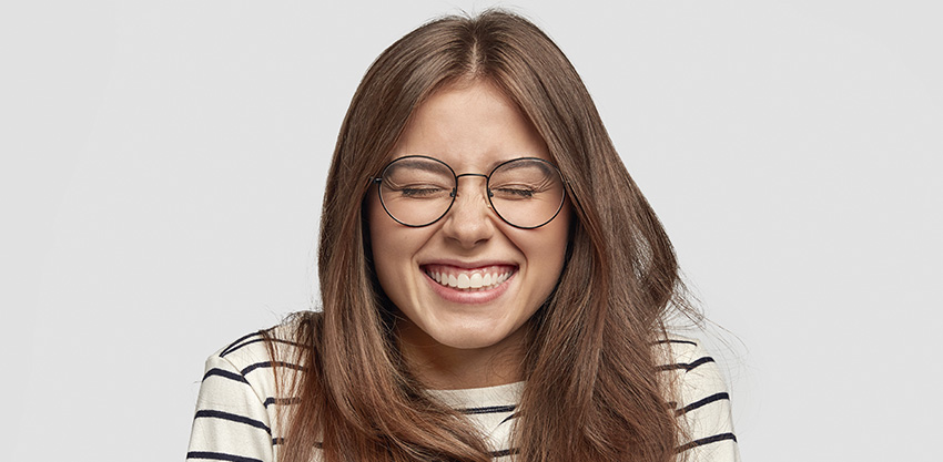 Sorriso alinhado com aparelho discreto